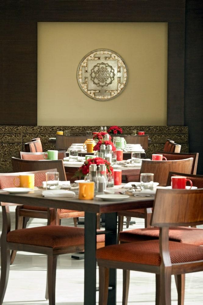 The Lalit Traveller- Airport Hotel Джайпур Екстериор снимка