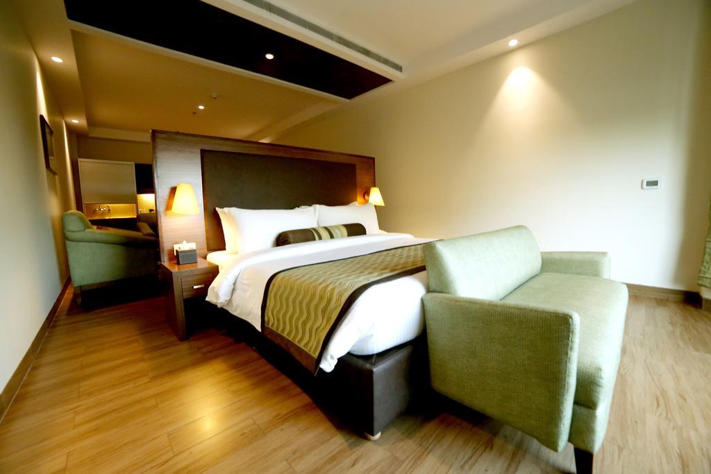 The Lalit Traveller- Airport Hotel Джайпур Екстериор снимка